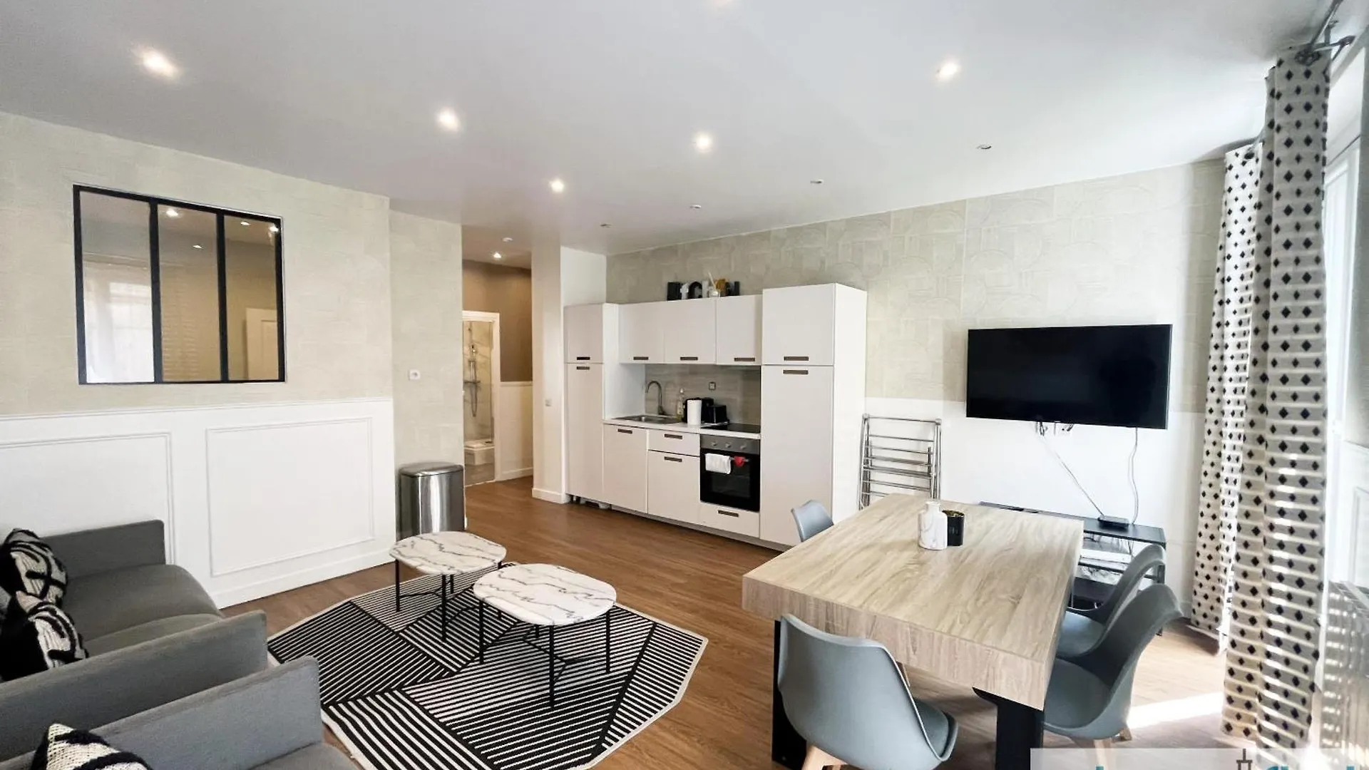 23 - Charming Parisian Flat In Paris